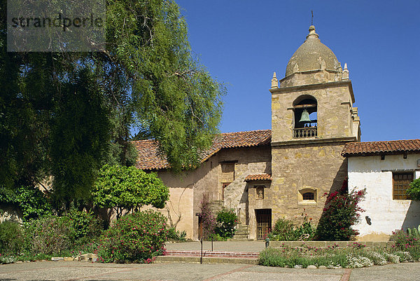 Basilika und Bell Turm in Carmel Mission  gegründet 1770 von Junipero Serra bei Carmel durch das Meer  Kalifornien  Vereinigte Staaten  Nordamerika