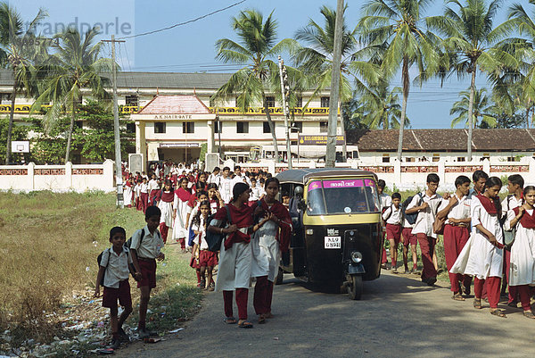 Schulkinder  Kerala Zustand  Indien  Asien