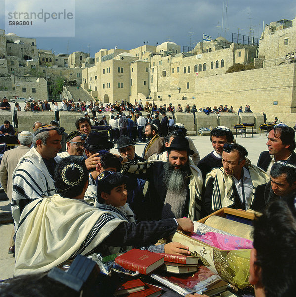 Männer und jungen mit Gebetbücher an der Klagemauer  Jerusalem  Israel  Naher Osten