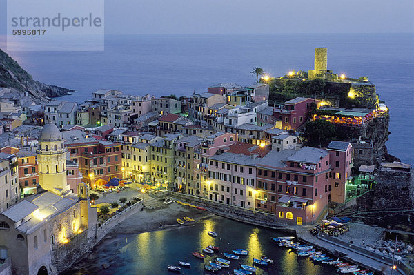 Dorf von Vernazza in den Abend  Cinque Terre  UNESCO World Heritage Site  Ligurien  Italien  Europa