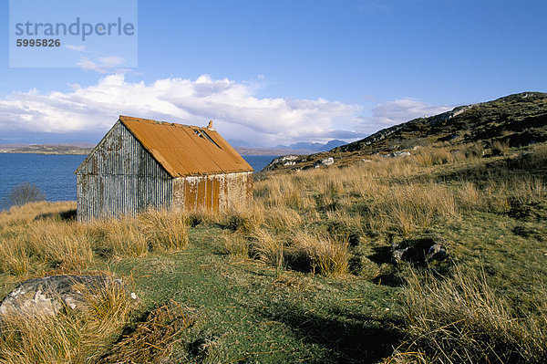 Hütte mit rostigen Wellpappe Dach  Loch Ewe  Wester Ross  Hochlandregion  Schottland  Vereinigtes Königreich  Europa