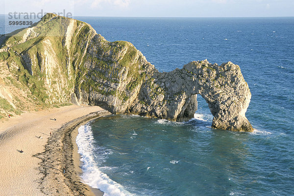 Wave-Schnitt Bogen in Kalkstein Landspitze  Durdle Door  Jurassic Coast Heritage  UNESCO Weltkulturerbe  Isle of Purbeck  Dorset  England  Vereinigtes Königreich  Europa