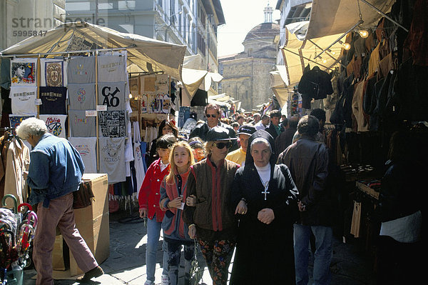 Shopper neben der Mercato Centrale  Florenz  Toskana  Italien  Europa