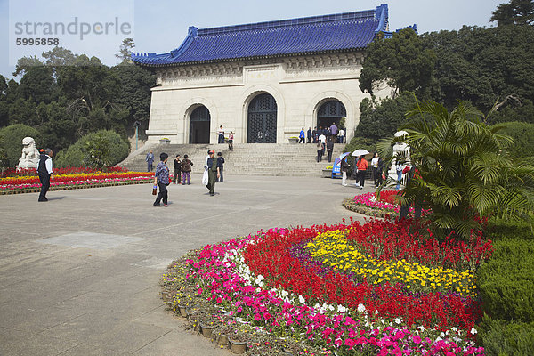 Menschen am Mausoleum von Dr. Sun Yat-Sen (Zhongshan Ling)  Zijin Shan  Nanjing  Jiangsu  China  Asien