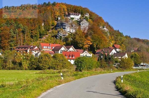 Das Dorf von Veilbronn im Herbst in die Fränkische Schweiz  Franken  Bayern  Deutschland  Europa