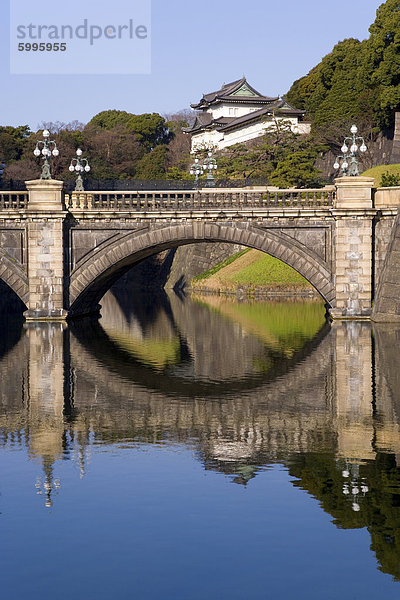 Hofburg und der dekorativen Niju-Bashi Brücke  Tokio  Honshu  Japan  Asien