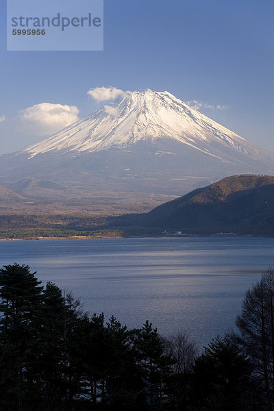 Mount Fuji  3776m  gesehen in Mototsu-Ko  einer der Seen in der Fuji Go-Ko (fünf Fuji-Seen) Region  Honshu  Japan  Asien