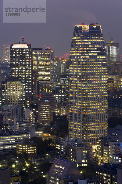 Tokio Hochhäuser beleuchtet bei Nacht  Tokio  Honshu  Japan  Asien