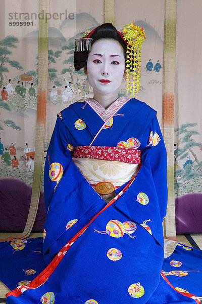 Porträt eines Geisha in einer traditionellen japanischen Stil-Tatami-Matte Zimmer  Kyoto  Kansai Region  Honshu  Japan  Asien