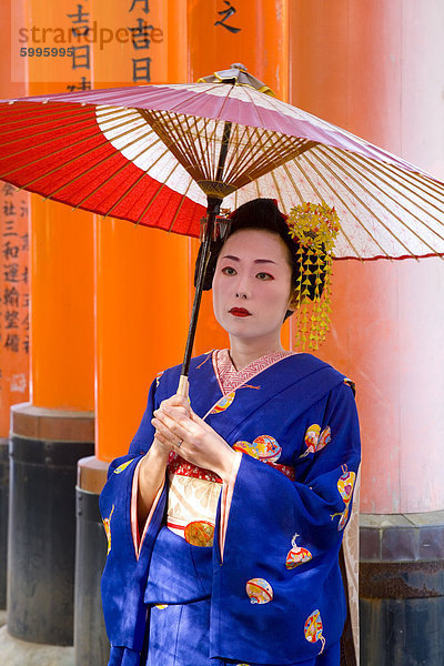 Portrait Regenschirm Schirm halten verziert frontal Eingang rot Geisha Linie