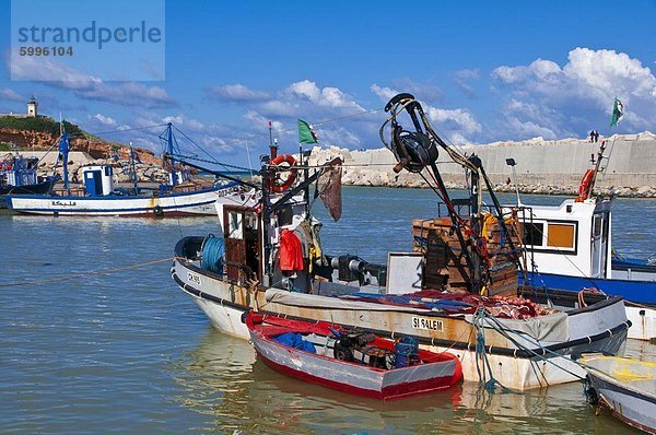 Fischerboot im Hafen von Tipasa  Algerien  Nordafrika  Afrika