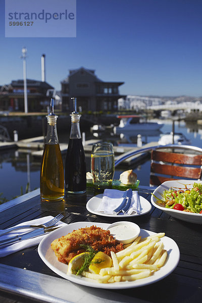 Fish & Chips im Restaurant im Freien  die Thesen Island  Knysna  Western Cape  Südafrika  Afrika