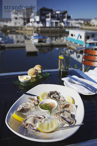 Teller Austern im Restaurant  der Thesen Island  Knysna  Western Cape  Südafrika  Afrika