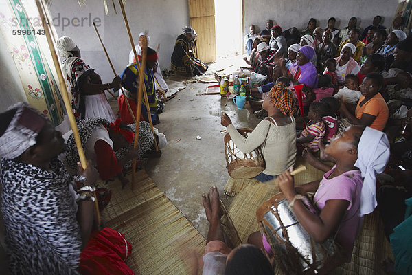 Menschen anbeten Village heilende Zeremonie  Eshowe  Zululand  KwaZulu-Natal  Südafrika  Afrika