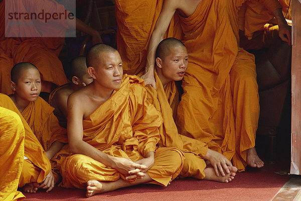 Buddhistische Mönche in der Nähe von Chiang Mai  Thailand  Südostasien  Asien