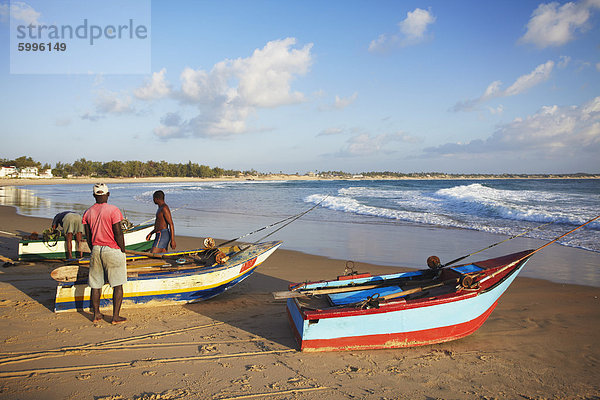 Fischer Start Fischerboote auf Tofo Strand  Tofo  Inhambane  Mosambik  Afrika