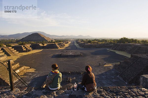 Touristen an der Pyramide der Sonne bei Teotihuacan  UNESCO World Heritage Site  Mexiko  Nordamerika