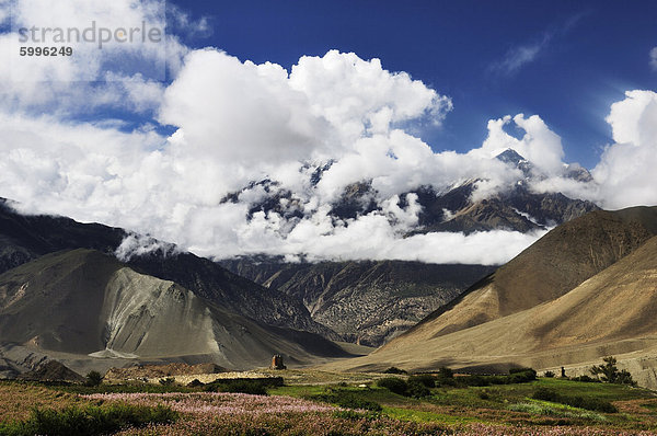 Muktinath Tal und Muktinath Himal  Annapurna Conservation Area  Mustang District  Dhawalagiri (Dhaulagiri)  westliche Region  Nepal  Asien