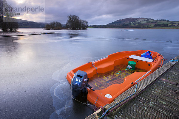 Boot und Wasser am Llangorse-See im Brecon Beacons National Park im Winter gefroren  Powys  Wales  Vereinigtes Königreich  Europa