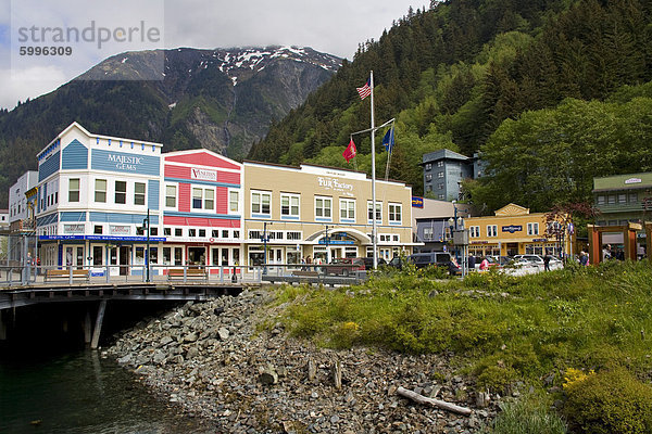 Geschäfte auf der Menschen Celne  Juneau  südöstlichen Alaska  Vereinigte Staaten von Amerika  Nordamerika