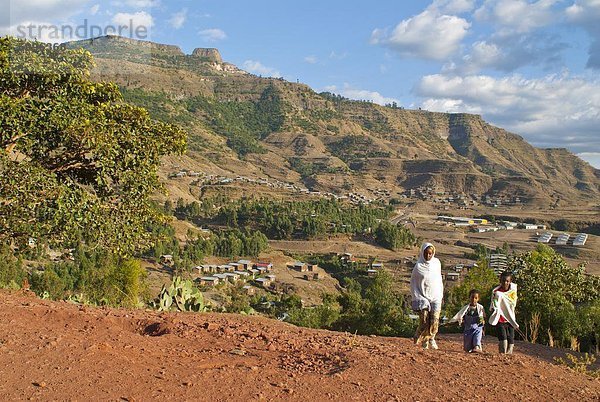 Kleinen Kindern zu Fuß durch die schöne Landschaft um Lalibela  Äthiopien  Afrika