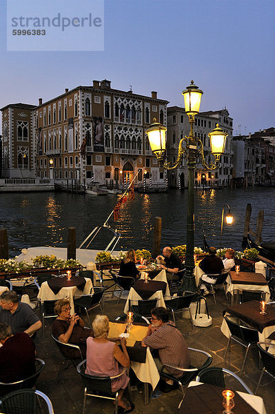 Abendblick von Restaurant neben dem Canal Grande  Venedig zum UNESCO-Weltkulturerbe  Veneto  Italien  Europa