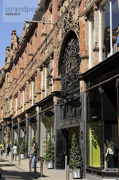 Queen Victoria Street und die Fassade des Cross Arcade  Leeds  West Yorkshire  England  Vereinigtes Königreich  Europa