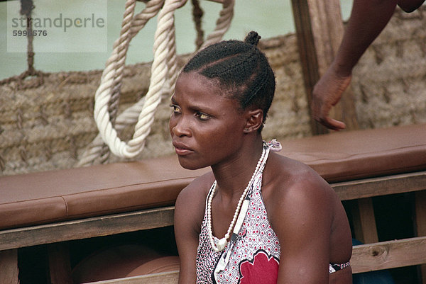 Porträt einer lokalen Frau  Kenia  Ostafrika  Afrika