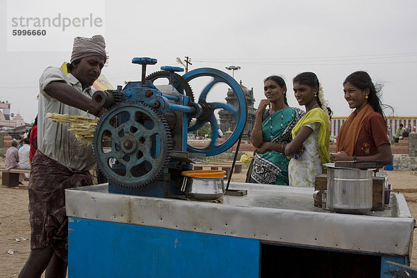 Mann verkaufen Zuckerrohr Saft  Kanyakumari  Tamil Nadu  Indien  Asien