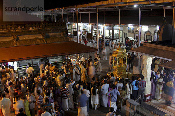Anhänger am Mookambika Tempel  kommt  Karnataka  Indien  Asien