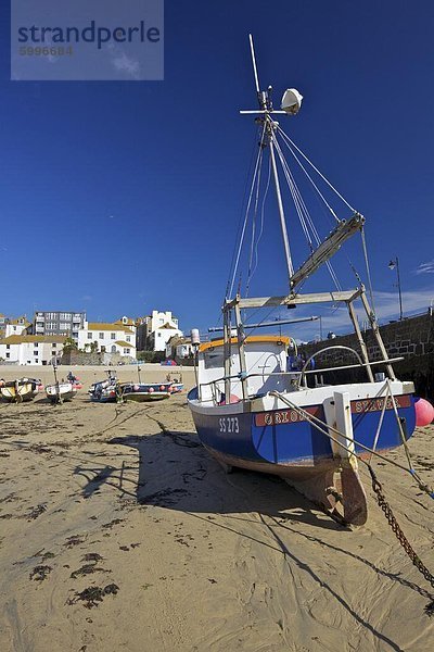 Boote im alten Hafen im Sommer  St. Ives  Cornwall  England  Vereinigtes Königreich  Europa