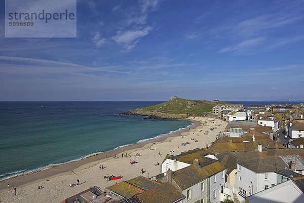 Blick auf Porthmeor Beach im Sommer von Tate Gallery  St. Ives  Cornwall  England  Vereinigtes Königreich  Europa