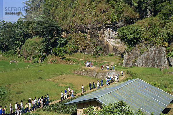 Reisegruppe auf Besuch in Lemo Klippe Gräber  Toraja Region  Sulawesi  Indonesien  Südostasien  Asien