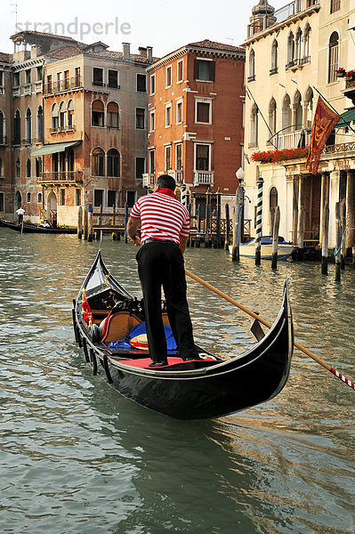 Abend Bild von einem Gondoliere auf den Canal Grande  Venedig  UNESCO Weltkulturerbe  Veneto  Italien  Europa