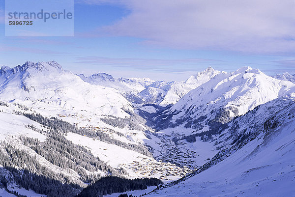 Verschneites Tal und Ski resort Stadt von Lech  österreichischen Alpen  Lech  Arlberg  Österreich  Europa