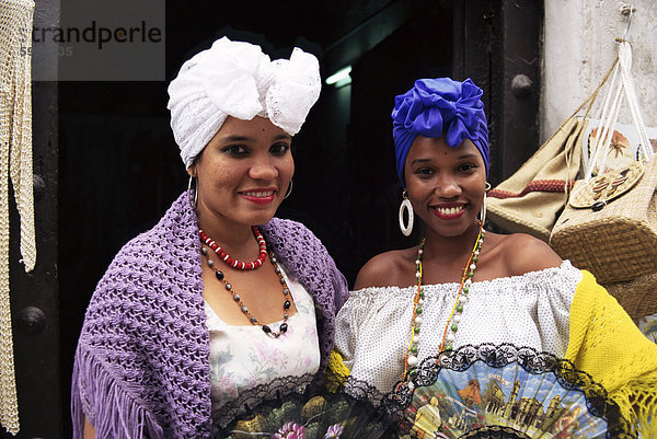 Junge Frauen in typischen kubanischen Kleid halten Ventilatoren  Habana Vieja  Havanna  Kuba  Westindische Inseln  Mittelamerika