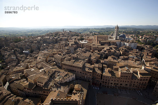 Blick auf Siena Kathedrale aus dem Turm des Mangia  Siena  UNESCO Weltkulturerbe  Toskana  Italien  Europa