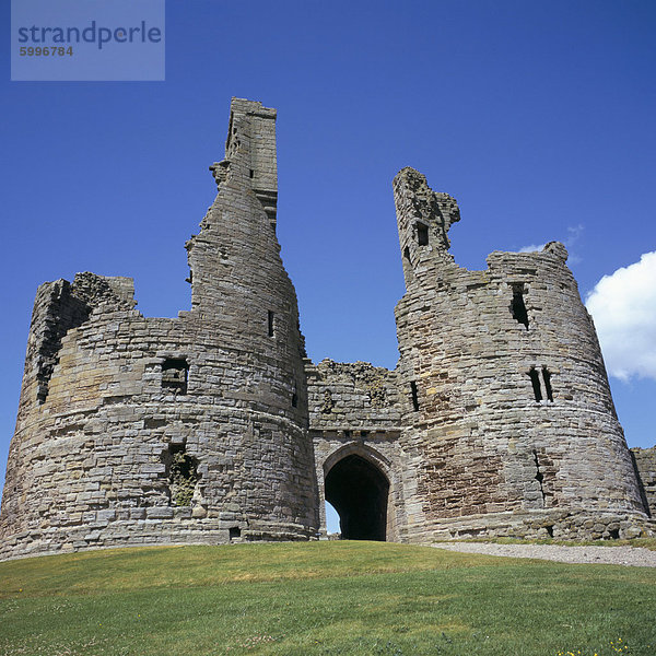 Der Bergfried  Dunstanburgh Castle  Northumberland  England  Vereinigtes Königreich  Europa