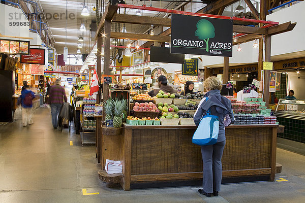 Bio-Obst Abwürgen auf Granville Island Public Market  Vancouver  British Columbia  Kanada  Nordamerika