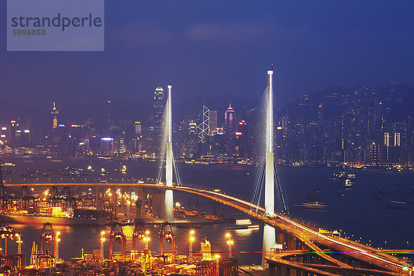 Ansicht der Stonecutters Bridge mit Hong Kong Island Skyline im Hintergrund  Hong Kong  China  Asien