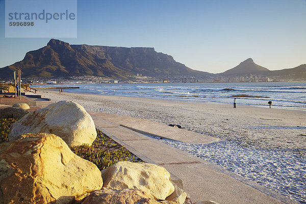 Blick auf den Tafelberg von Milnerton Beach  Kapstadt  Western Cape  Südafrika  Afrika