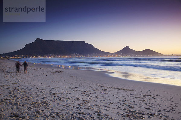 Menschen zu Fuß am Strand von Milnerton mit Tafelberg im Hintergrund  Cape Town  Western Cape  Südafrika  Afrika