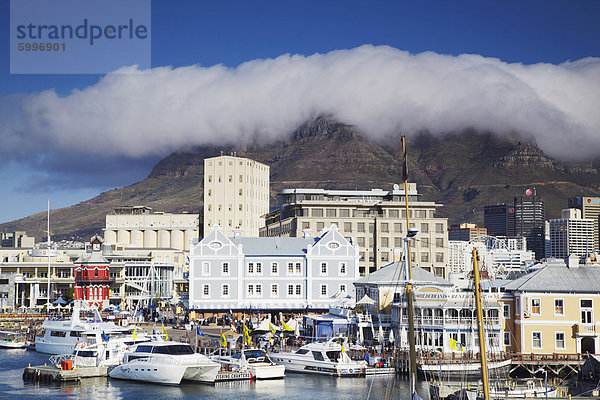 Victoria und Alfred Waterfront mit Tafelberg im Hintergrund  Cape Town  Western Cape  Südafrika  Afrika