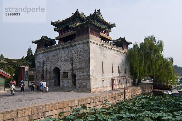 Riesige Tor am Kunming-See im Sommerpalast (Yihe Yuan)  UNESCO Weltkulturerbe  Bejing  China  Asien