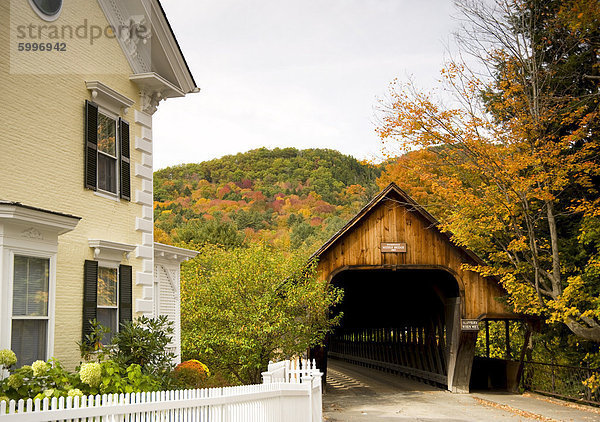 Mittlere Brücke  eine überdachte Holzbrücke  umgeben von Herbstlaub in der malerischen Stadt Woodstock  Vermont  New England  Vereinigte Staaten von Amerika  Nordamerika