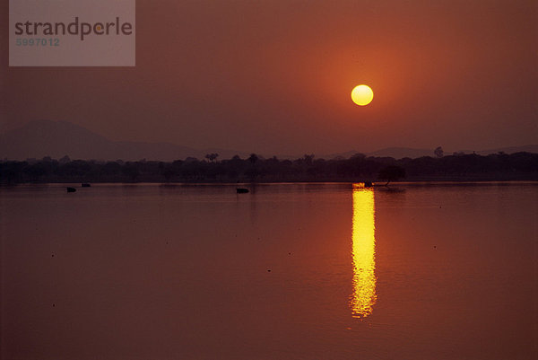 Sonnenuntergang über dem See erstellt von dam  Deogarh  Rajasthan Indien  Asien