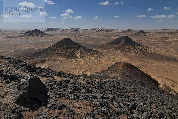 Wenig Hügel in der schwarzen Wüste  Ägypten  Nordafrika  Afrika