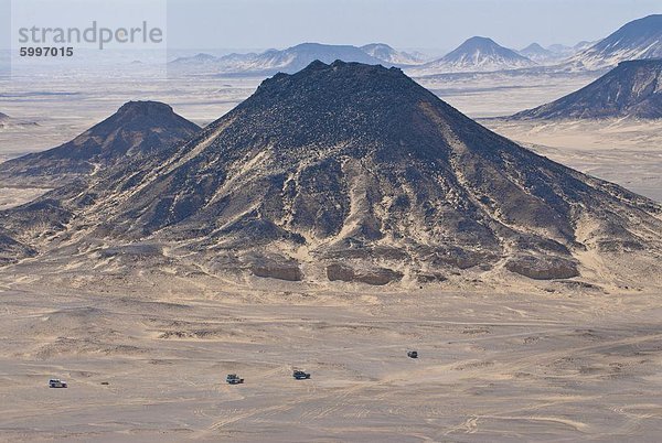 Jeep vorbei wenig Berge im Black Desert  westlichen Ägypten  Ägypten  Nordafrika  Afrika