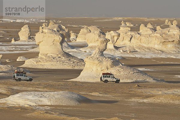 Jeep übergeben die Wind-Erosion Skulpturen von Kalzium reiche Felsen in die weiße Wüste in der Nähe von Bahariya  Ägypten  Nordafrika  Afrika