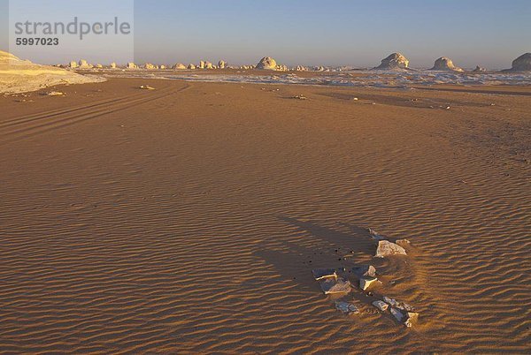 Die weiße Wüste mit Wind-Erosion Skulpturen in Kalzium reiche Felsen in der Ferne  in der Nähe von Bahariya  Ägypten  Nordafrika  Afrika